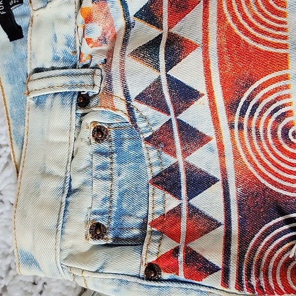 FOREVER 21 Super Cute Denim Cut off high waisted shorts with southwestern print - Picture 7 of 8